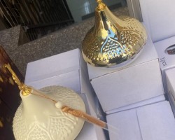 مضيفة تقديم تمر - كاندي ذهبي / بيج مع غطاء شكل هلال مذهب مضيفة تقديم تمر - كاندي ذهبي / بيج مع غطاء شكل هلال مذهب